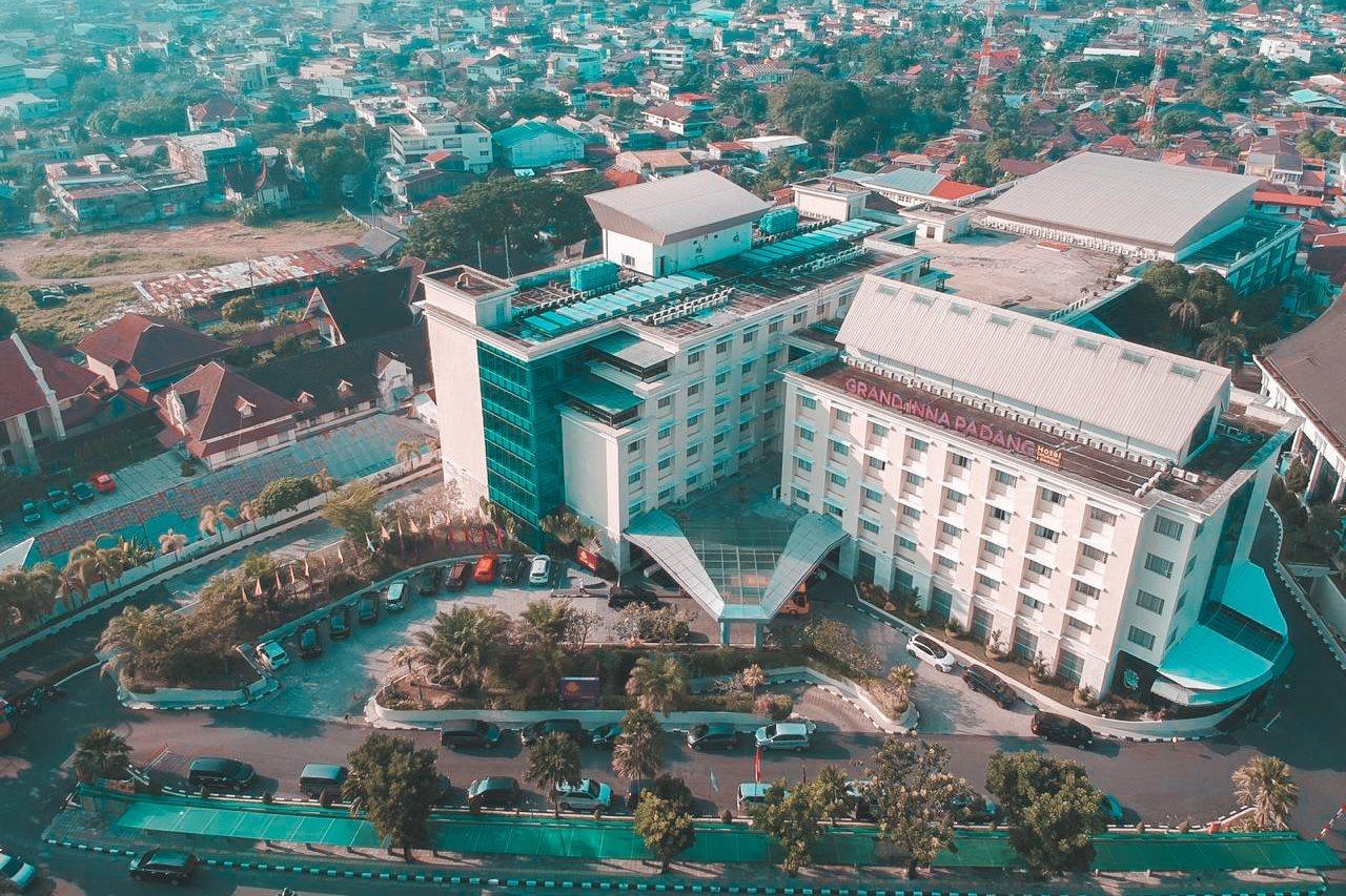 Truntum Padang Hotel Exterior photo