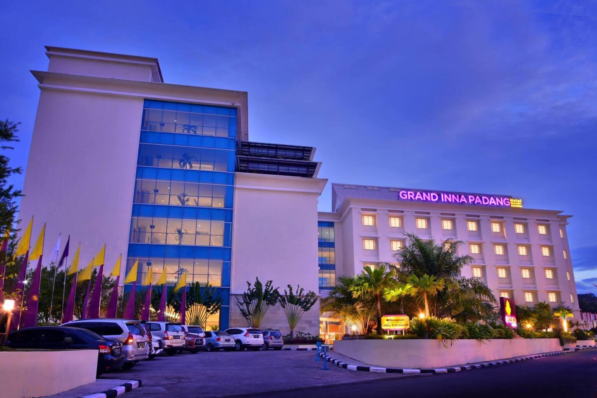 Truntum Padang Hotel Exterior photo