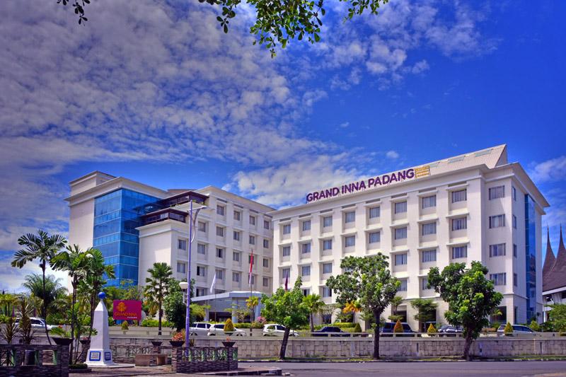 Truntum Padang Hotel Exterior photo