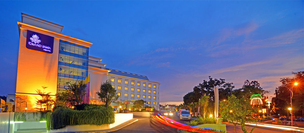 Truntum Padang Hotel Exterior photo